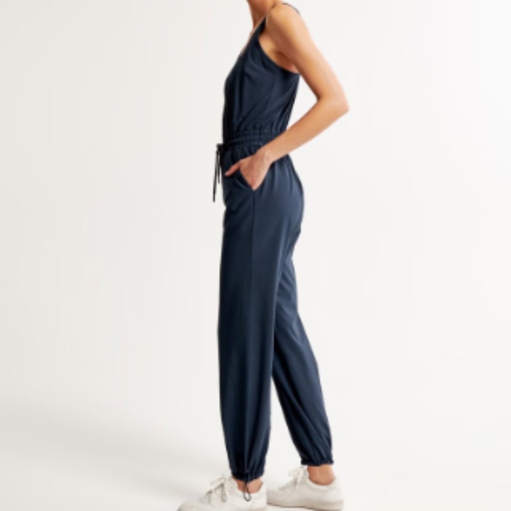 Abercrombie Traveler Jumpsuit (Petite M)